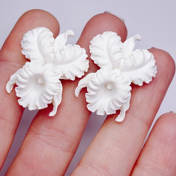 Vintage White Orchid Sculpted Resin Clip On Earrings Lightweight Feminine Floral - Picture 3 of 12